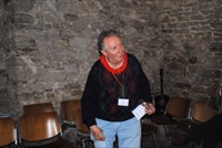 Lodovico singing "La Rirette"